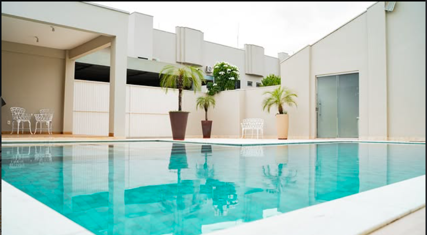 Piscina externa do Residence Palace Hotel em ambiente claro e moderno
